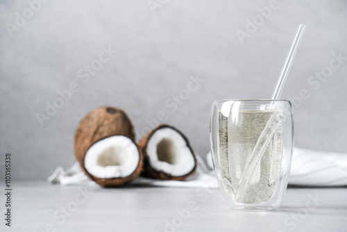 coconut water to replenish antioxidants and vitamins, healthy lifestyle