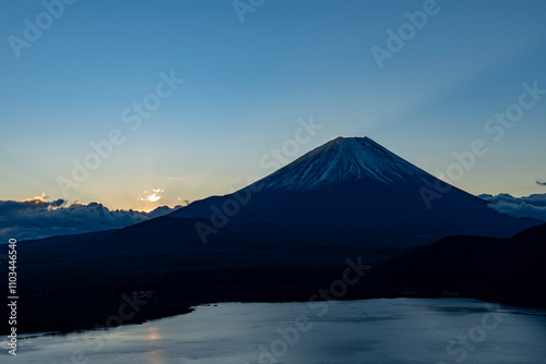 中ノ倉峠 紅葉の日の出