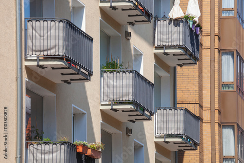 Balkone an einem monotonen Wohngebäude, Hannover, Niedersachsen, Deutschland