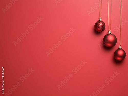 Esferas navideñas rojas colgantes con fondo rojo liso