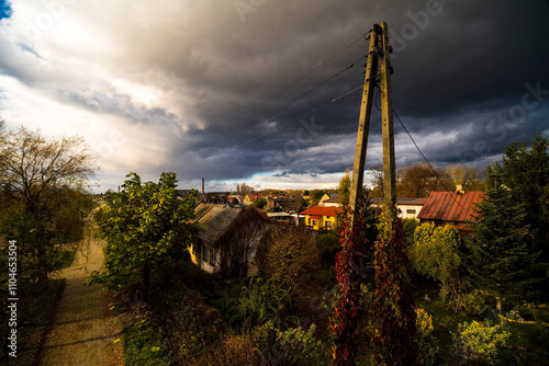 Miasto jesienią oświetlone zachodzącym słońcem, z drugiej strony nadciągają deszczowe chmury burzowe, chmury powoli okrywają miasto (Ostrowiec) ciemnością, wymazując resztki pięknego zachodu słońca. 