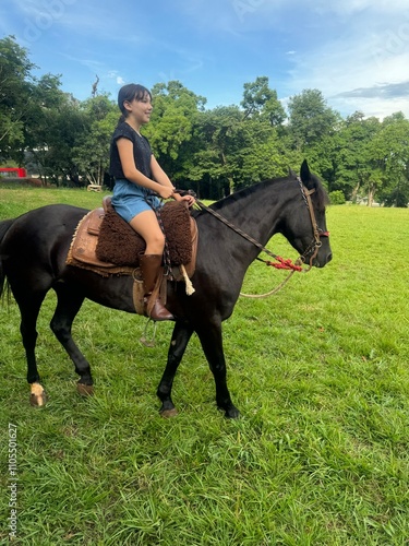 garota anda de cavalo no bosque 