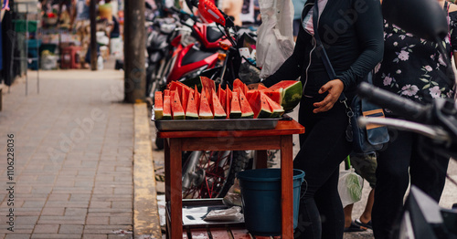 Venta ambulatoria de sandía, por rajas, en el mercado de la ciudad de Yurimaguas, Loreto - Perú