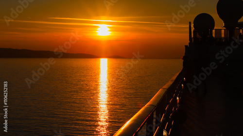 Pôr do sol visto de dentro de um navio, com sombras de viajantes projetadas nas paredes, criando uma atmosfera tranquila e contemplativa, destacando a experiência de viagem marítima