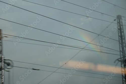 FU 2022-07-31 EckHeimweg 101 Im Himmel ist ein Regenbogen zwischen den Stromleitungen