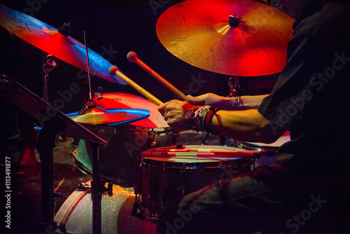 Manos de hombre tocando la bateria