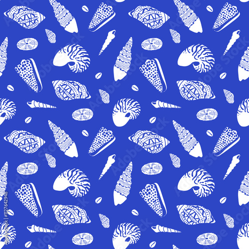 Retro hand drawn seashell seamless pattern. Tropical summer background illustration. Vintage marine nature print. Shell animal wallpaper texture. 