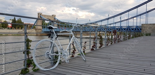 Rower przywiązany nad rzeką do barierki