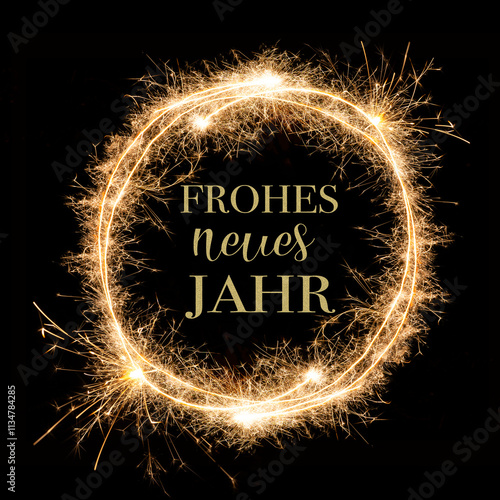 Frohes neues Jahr, Silvester, Party, Neujahr quadratische Grußkarte, Karte mit deutschem Text - Jahreszahl 2025 aus Wunderkerzen schrift Feuerwerk Rahmen, isoliert auf schwarzem Hintergrund